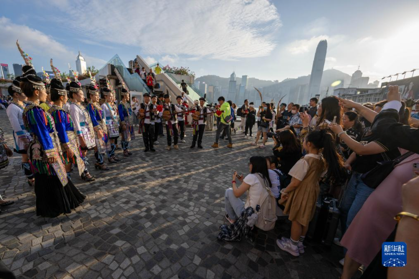 11月10日，贵州榕江“村超”啦啦队的部分成员在香港尖沙咀进行民族服饰快闪表演。
